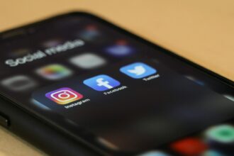 Réseaux sociaux interdits aux -15 ans