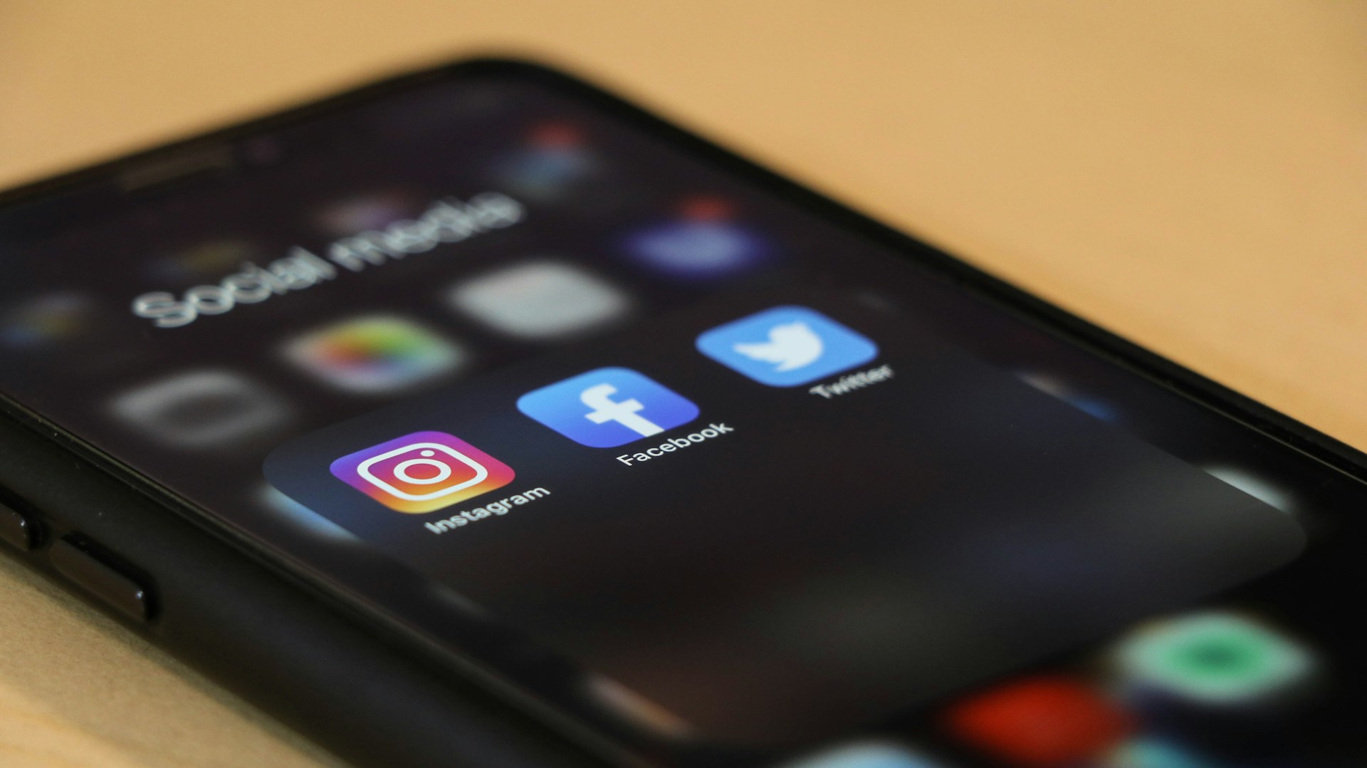 Réseaux sociaux interdits aux -15 ans